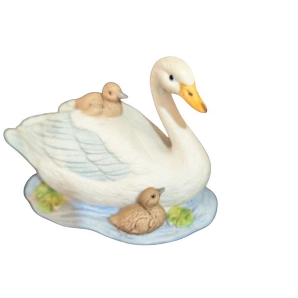 Homco Vintage Porcelain Swan with Babies Figurine‎ 1497 White Swan and Cygnets
